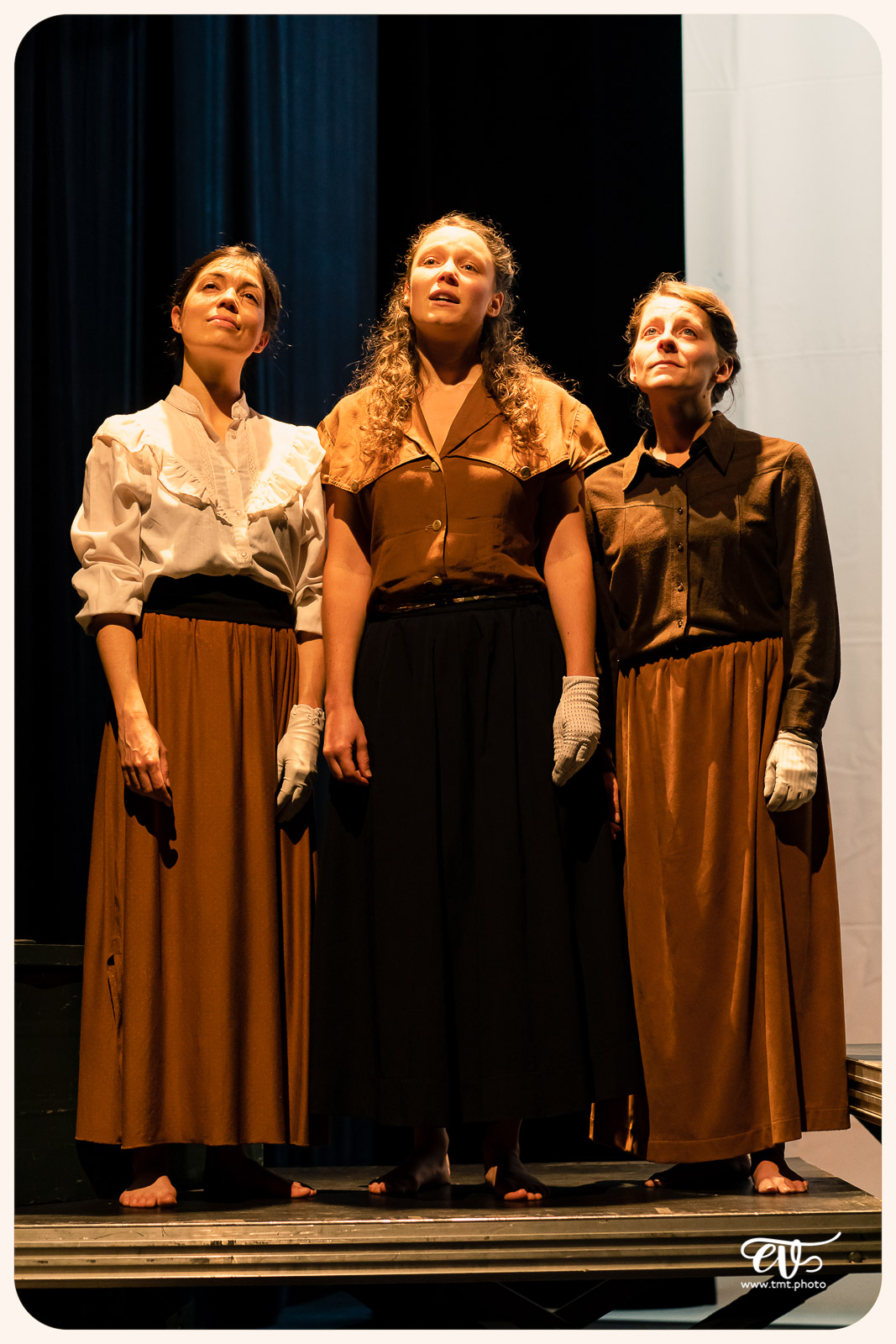 LA MESNIE H. - UN JOUR D'ÉTÉ